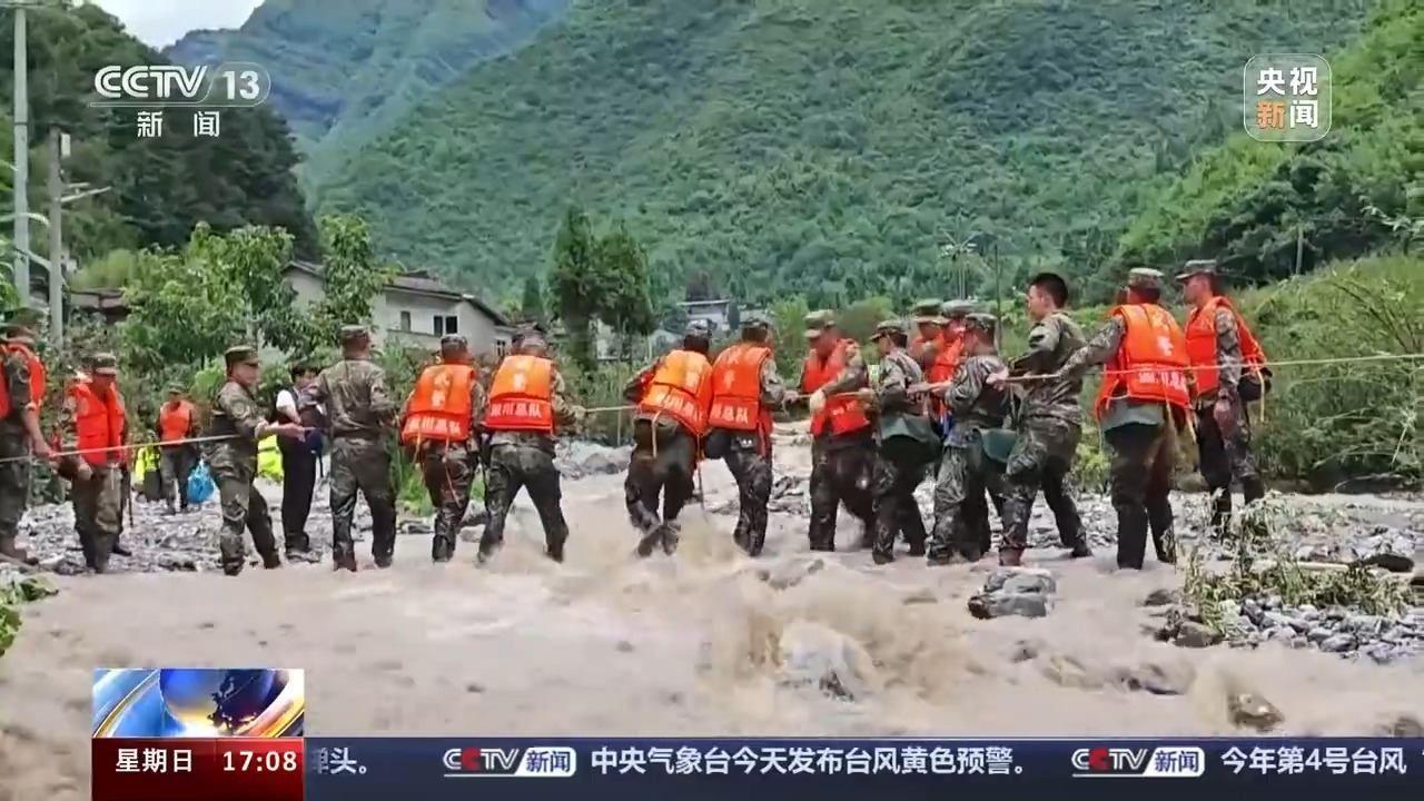 救援队伍徒步进入四川雅安暴雨灾害核心区 搜寻转移持续进行