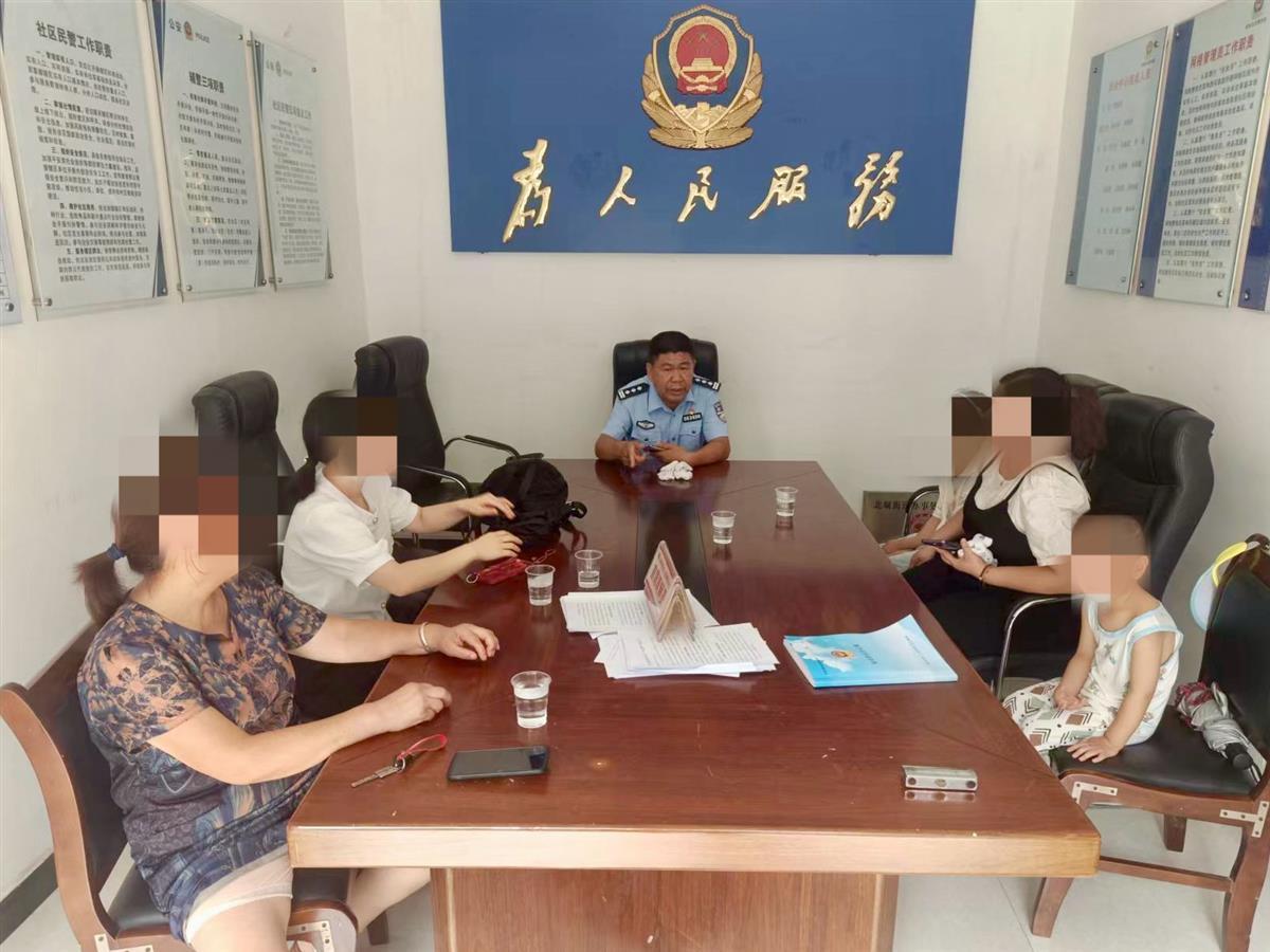 调皮孩童往楼下扔垃圾引发邻里纠纷，民警巧妙化解