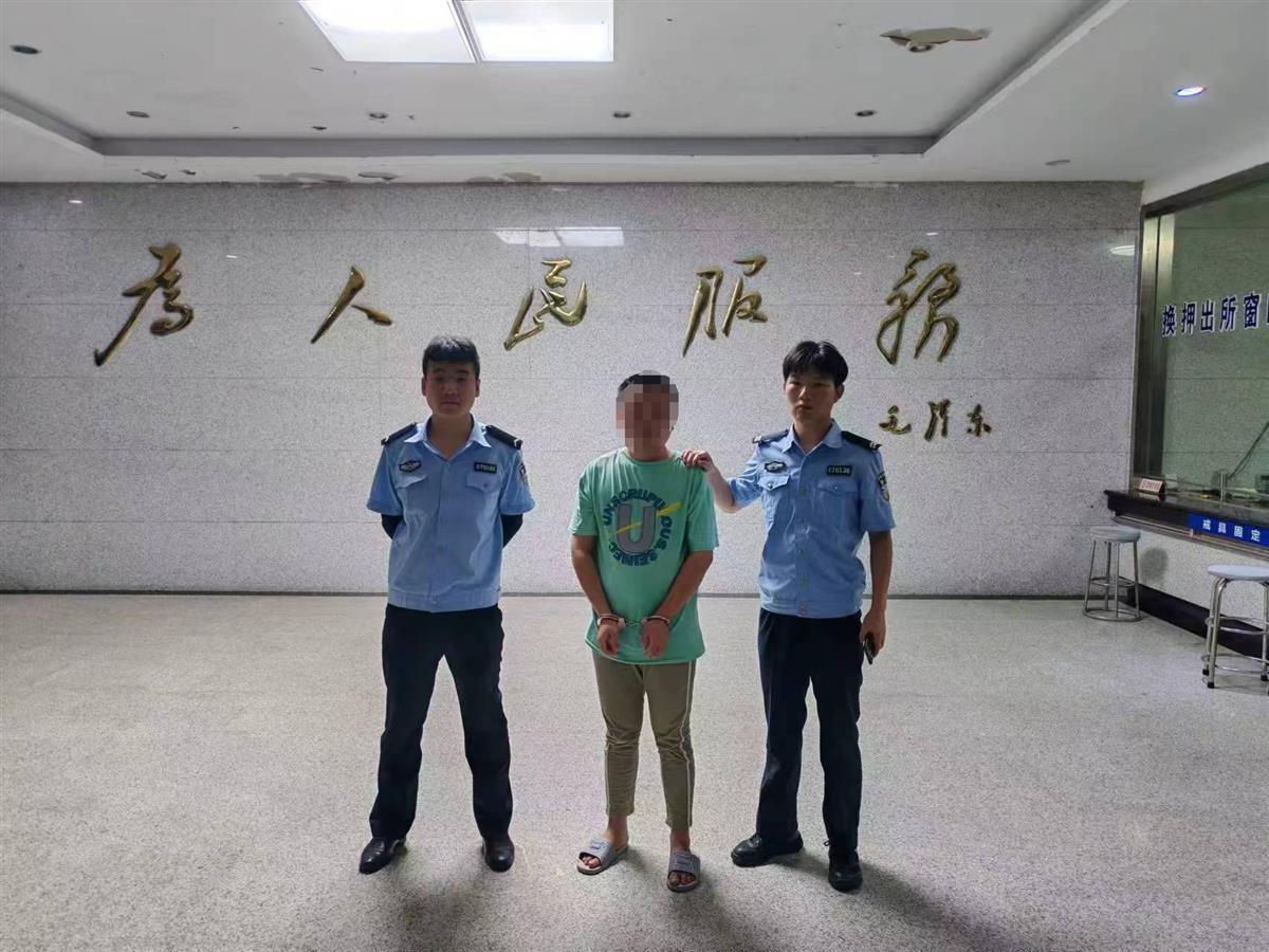 穷凶极“饿”，男子入室盗窃，竟连冰箱内的半包榨菜都不放过