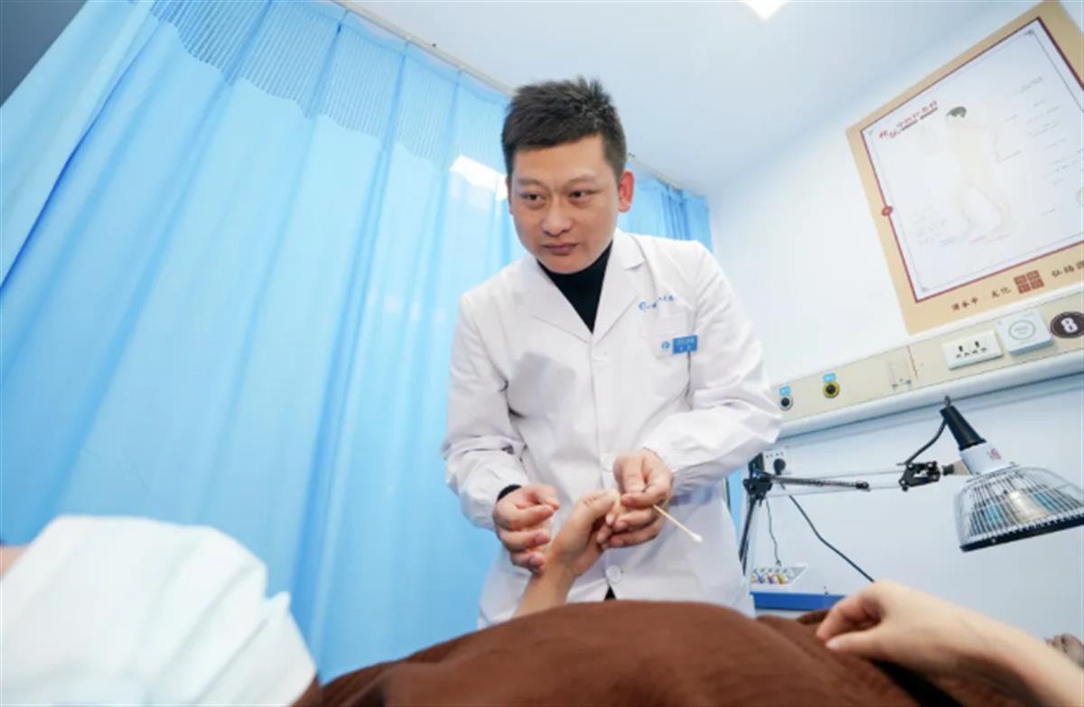 男子跨越千里四处求医未果，十堰人医针灸治愈患者麻病顽疾