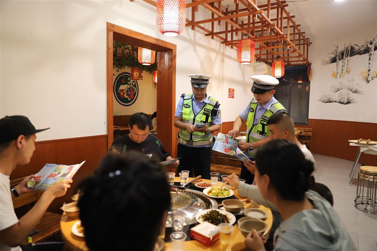随州交警强化“夜经济”交通安全宣传，为市民夜间出行筑起安全防线