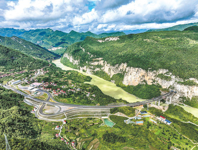 渝湘复线高速公路年内将建成通车 架桥钻隧，渝湘车程将缩短1小时（记录中国·身边的工程）