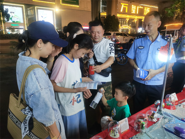 民警正在讲解禁毒小知识.jpg