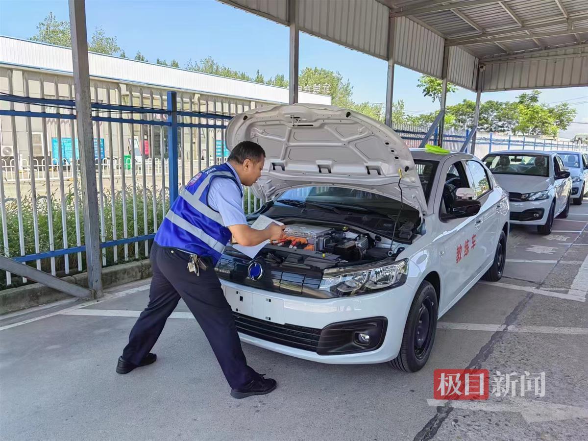 驾校新购置40辆教练车，车管所开展上门查验服务