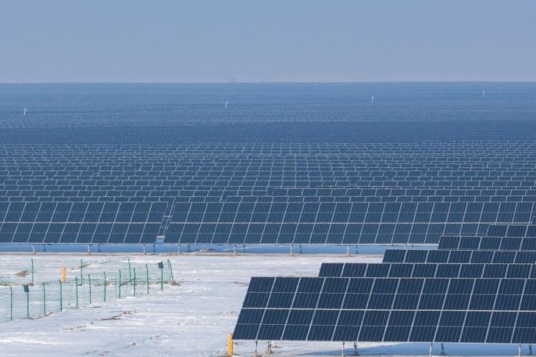 Xinjiang new energy power capacity soars by 103 percent in H1