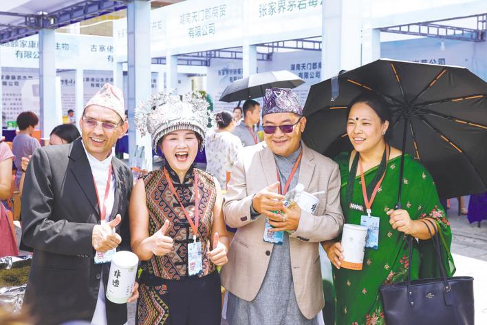 第二届国际藤茶大会开幕 现场签售2.9亿元来凤藤茶