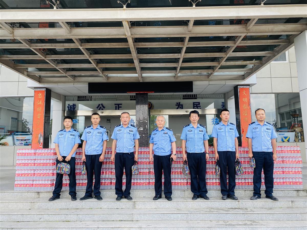 酷暑送清凉，随县公安交警大队集中慰问在一线执勤的民辅警
