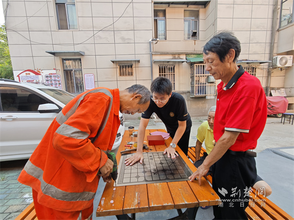 老友志愿服务队安装不锈钢象棋棋盘。.jpg