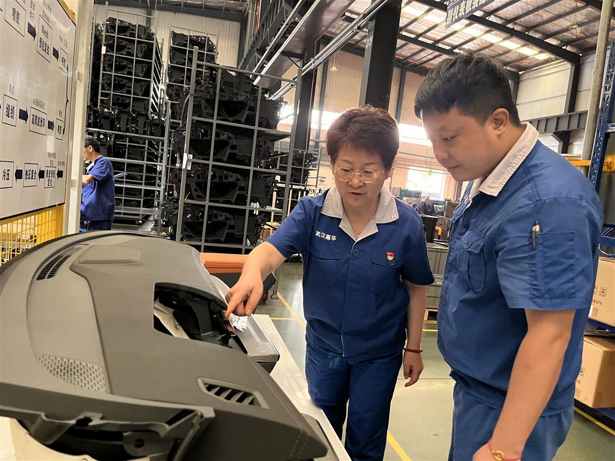 开云kaiyun官方网站高温一线探访：武汉嘉华生产车间安装30多台冷风机饮品不限量供员工畅饮(图2)