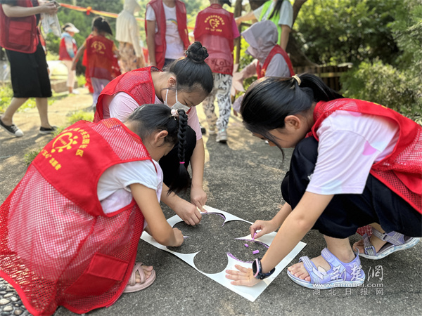 青少年沿着石子路进行各式各样花朵的勾勒 (2).jpg