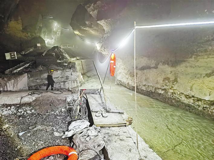 隧道冒出大溶洞 施工头顶一条河 国道建设者地质迷宫“补锅底”