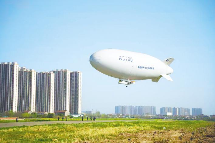 “祥云”AS700载人飞艇完成首次低空旅游演示飞行