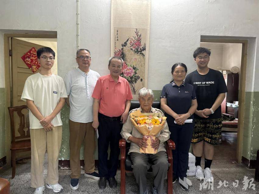 武大学子对话抗美援朝老兵 “我们的心与祖国连在一起”