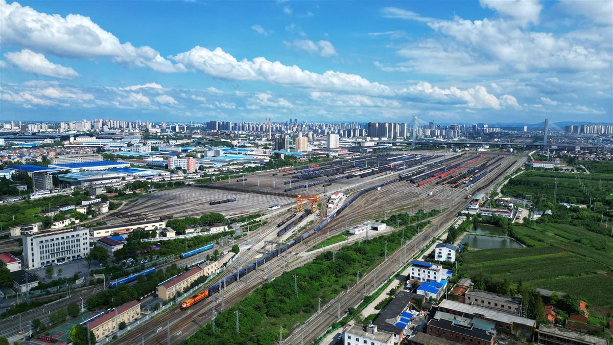 襄阳北站每天中转外运物资70万吨调车员酷暑中每日步行10公里(图1)