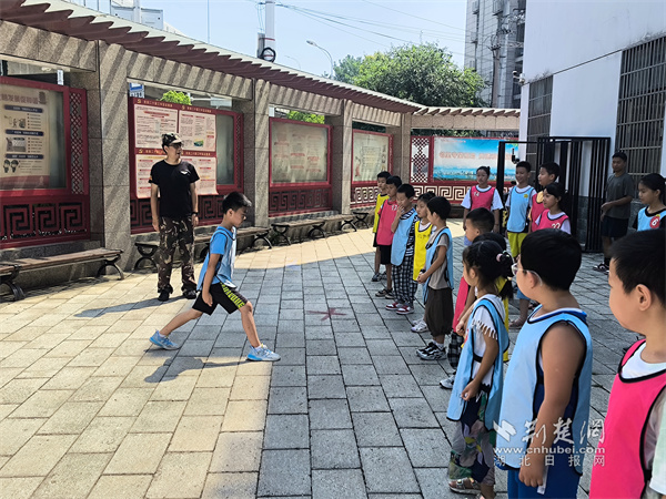 青少年展示军体拳学习成果。.jpg