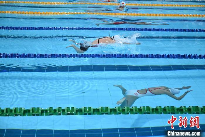 2024年全国体育传统学校游泳联赛：学生激烈角逐(图6)