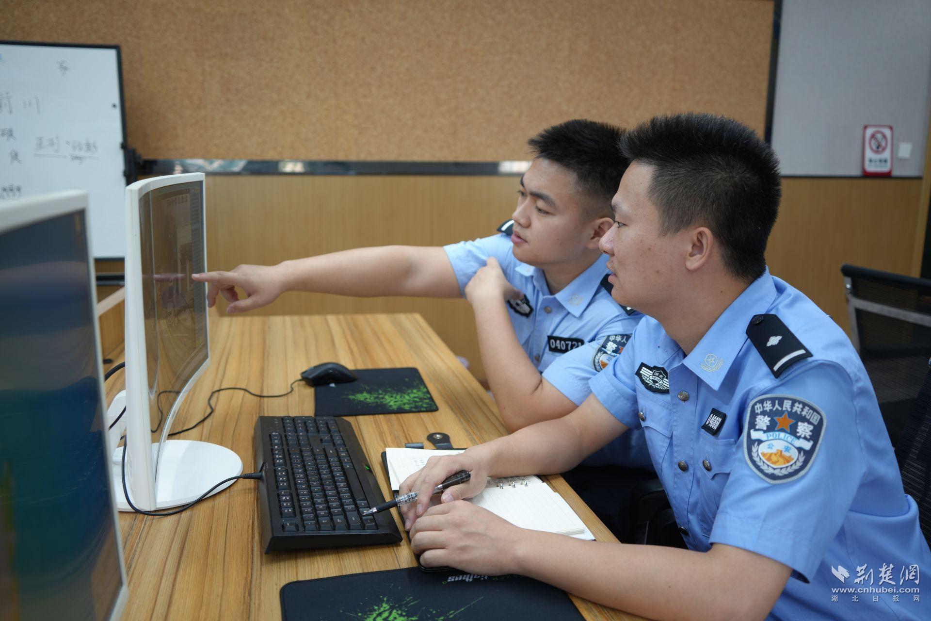 中秋坚守岗位 警营新兵和师父一同度过别样生日