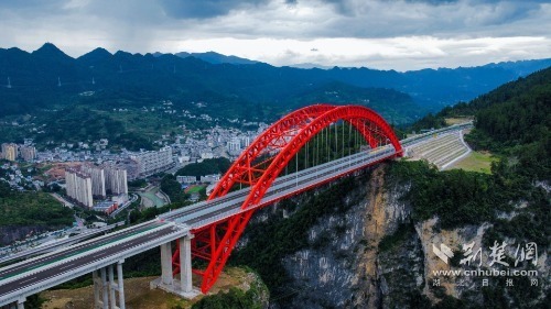 1.由湖北交投集团投资建设的湖北宜来高速公路鹤峰东段项目通过交工验收，标志着该项目全面建成并具备通车条件。_proc.jpg.j