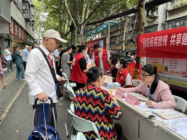 为居民宣传养老服务相关政策.jpg.jpg