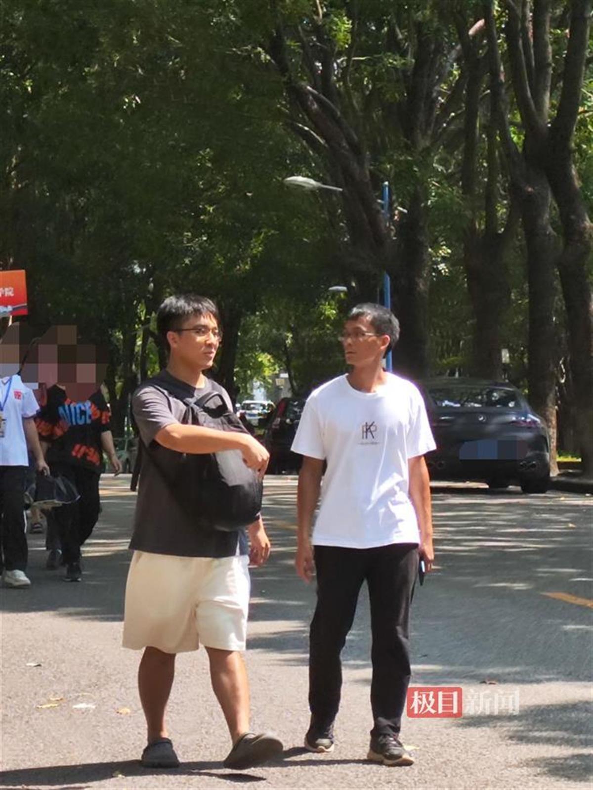 35岁新生唐尚珺住进四人间宿舍感觉“挺好”游览校园遭围观希望以后不被打扰(图2)