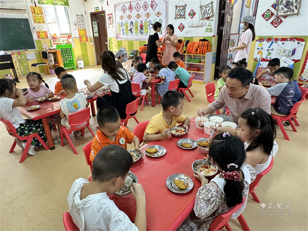 人大代表与大一班学生共同进餐。.jpg