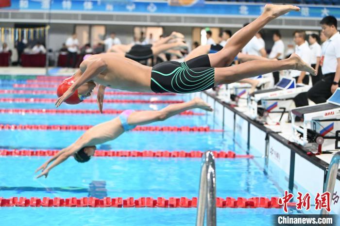 2024年全国体育传统学校游泳联赛：学生激烈角逐(图1)