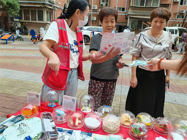 禁毒社工为居民讲解禁毒知识。.jpg