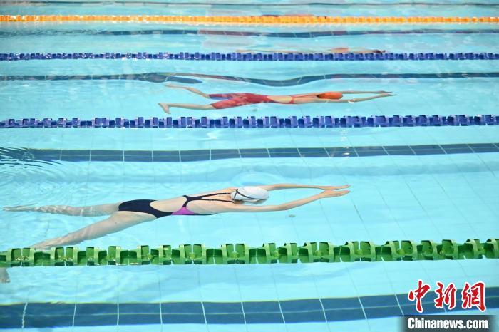 2024年全国体育传统学校游泳联赛：学生激烈角逐(图7)