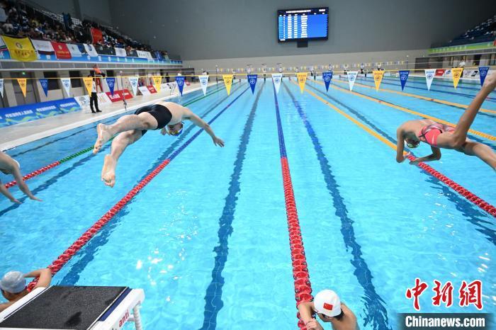 2024年全国体育传统学校游泳联赛：学生激烈角逐(图2)