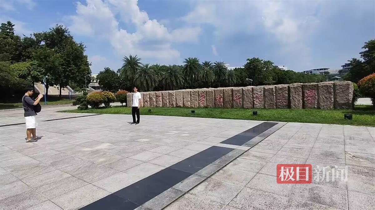 35岁新生唐尚珺住进四人间宿舍感觉“挺好”游览校园遭围观希望以后不被打扰(图1)