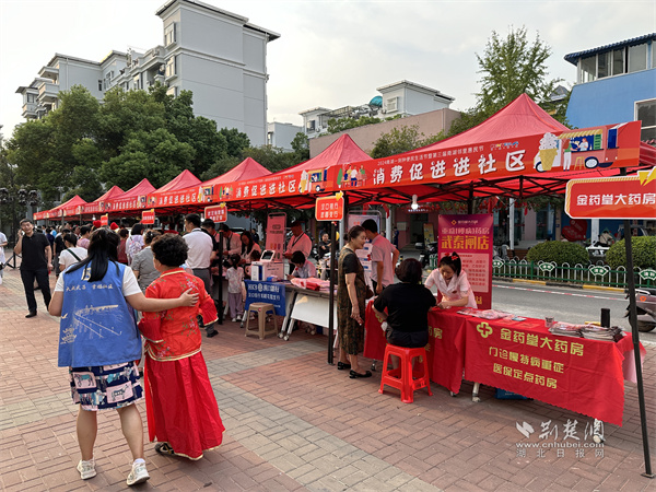 活动现场还设有“消费促进区”和“便民秀场区”，为居民提供各类服务.jpg