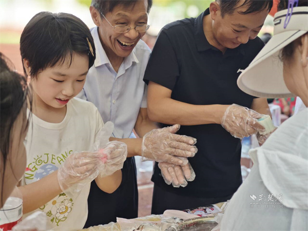 区人大代表与社区青少年一起制作月饼。.jpg