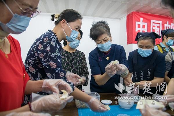 活动现场大家亲手制作馄饨.jpg