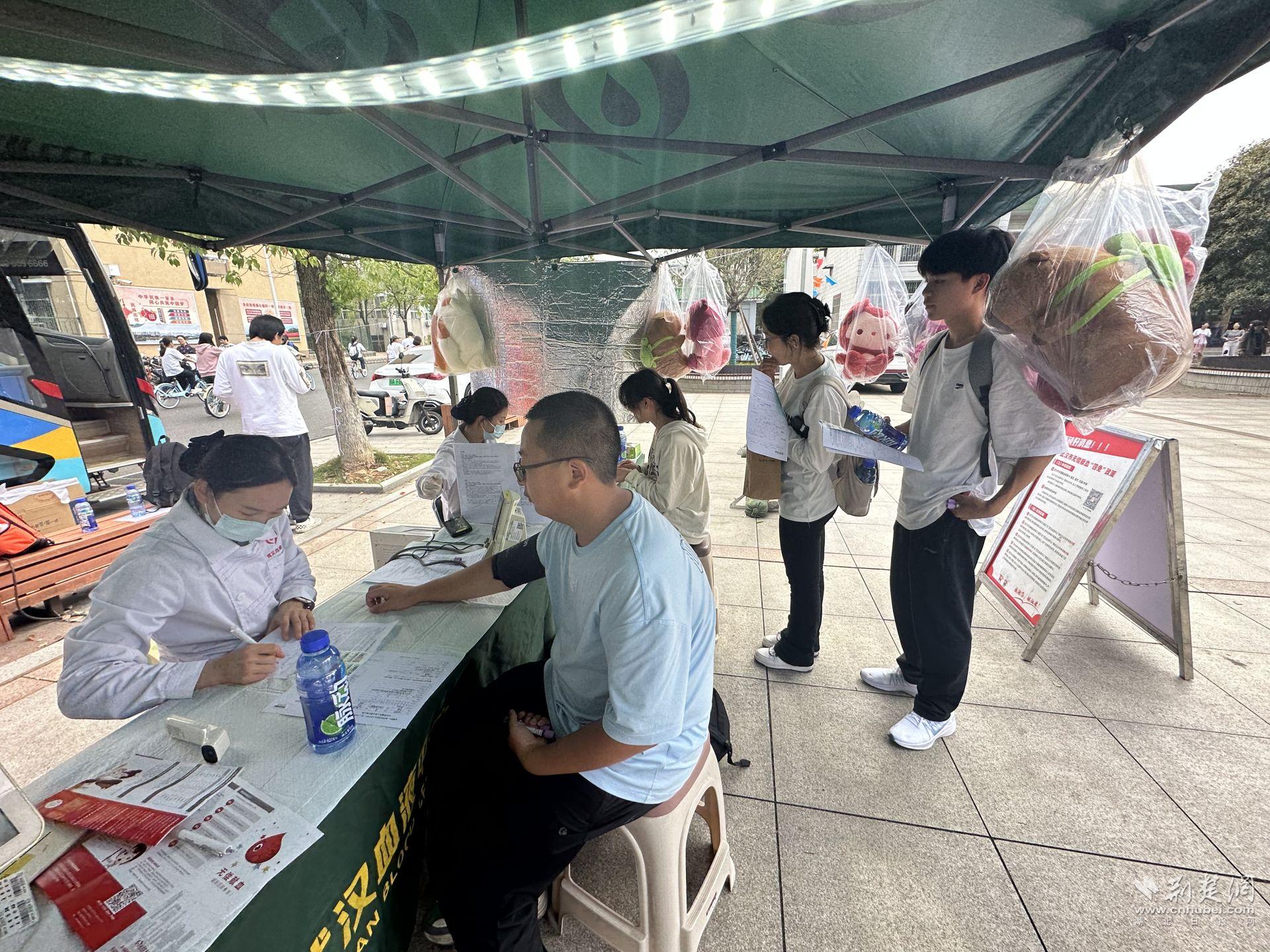 大学生挽袖献爱心 武汉血液中心无偿献血活动走进中南民大