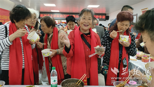 居民品尝各色美食。.jpg