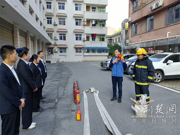 花堤社区为辖区重点场所职工进行消防安全培训。。.jpg