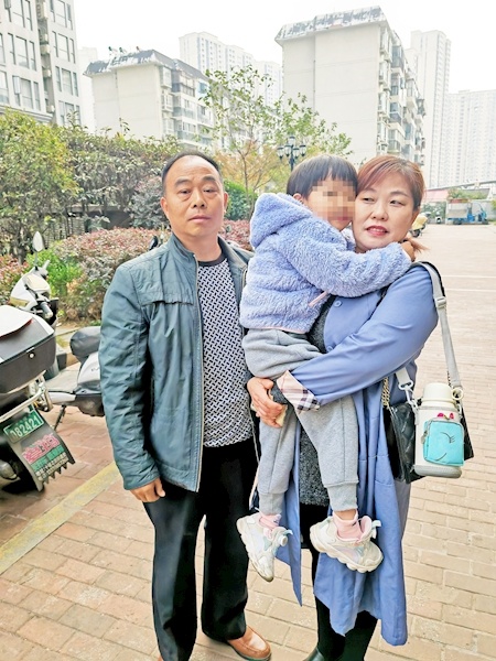 抚养雇主孩子3年多  十堰大义夫妇不言悔 再困难都要保证孩子一天一顿奶粉