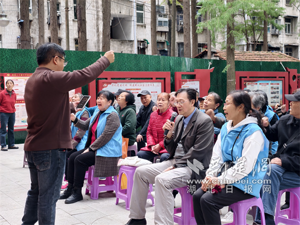 科普老师与大家互动。.jpg