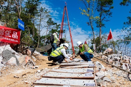 4.技术人员进行隧道深孔钻探及岩芯数据信息化采集.jpg.jpg