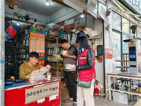 社工向街边店铺赠送禁毒文创小礼品.jpg