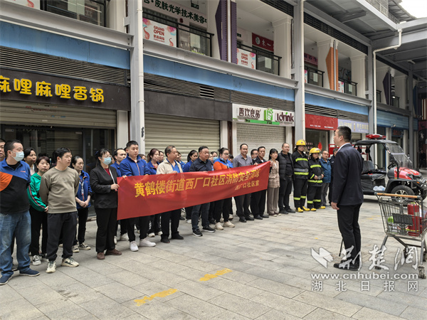 西厂口社区在鹤来商场开展消防演练 活动。.jpg