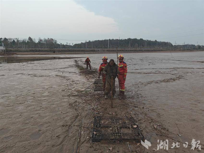 必一运动官网家属送锦旗致谢：消防员群众搭起60米“生命浮桥” 从泥潭救出7旬老人(图2)