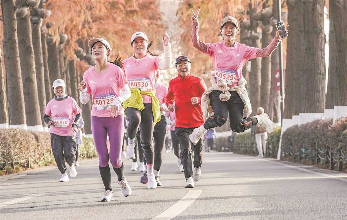 东湖绿道开通8周年 首届环东湖“丽人18”女子精英赛举办