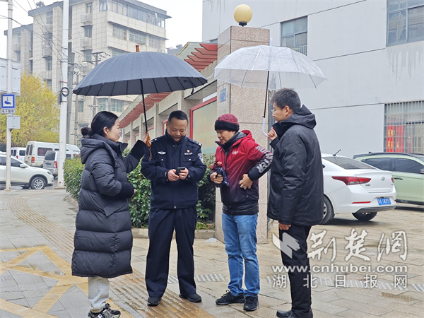 工作人员和民警共同为李师傅寻找“故乡”旧址。.jpg