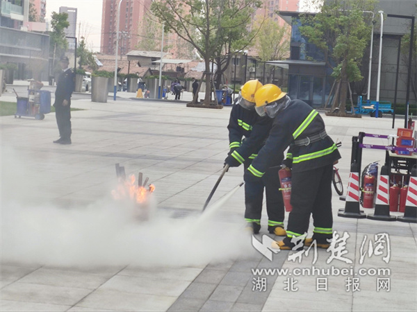 消防人员现场演示灭火器的使用方法。.jpg