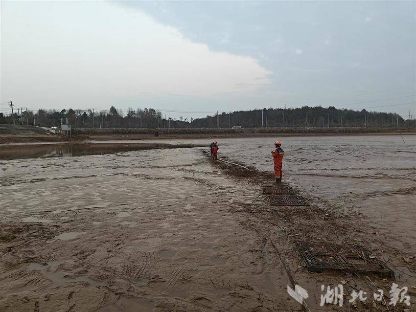 必一运动官网家属送锦旗致谢：消防员群众搭起60米“生命浮桥” 从泥潭救出7旬老人(图1)