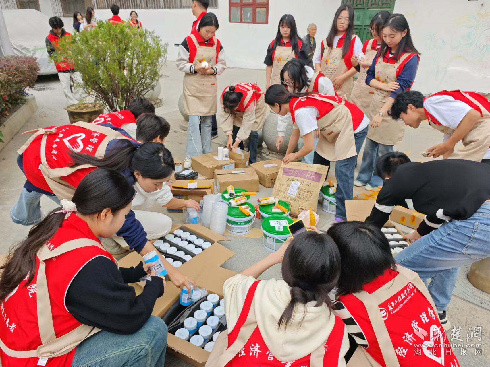 武昌区白沙洲街道：社校联动为小区环境绘就“美丽风景”