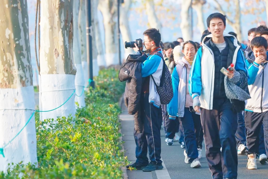 两千师生用脚丈量青春 徒步二十公里穿越东湖