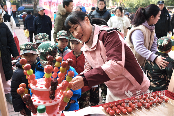 孩子们排队领糖葫芦.jpg