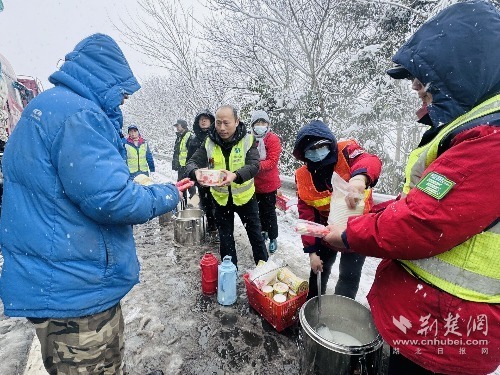 4服务区上路为滞留旅客送食物_proc.jpg.jpg